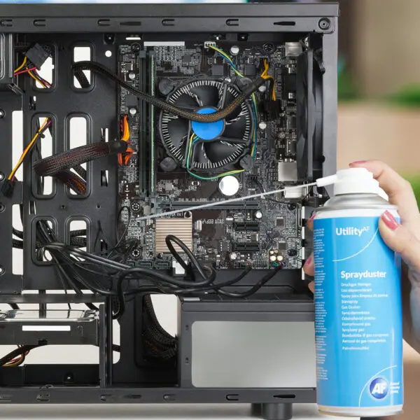 Une personne pulvérise Utility Sprayduster non réversible, inflammable - 400 ml ADU400UT sur le boîtier d'un ordinateur.