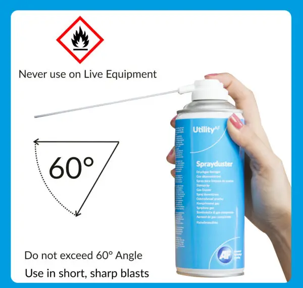 Une personne tenant un pulvérisateur utilitaire non réversible, inflammable - 400 ml ADU400UT avec la mention « Ne jamais utiliser d'équipement sous tension ».