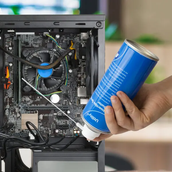 Eine Person reinigt das Innere eines Computergehäuses mit Utility Sprayduster – umkehrbar, brennbar – 200 ml HFC200UT.