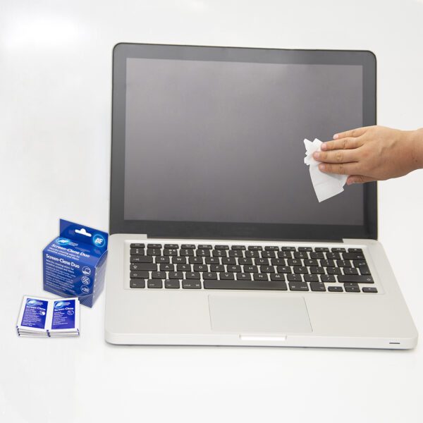 Eine Person wischt einen Laptop mit Screen-Clene Duo-Tüchern ab – Bildschirmreinigungs-Feucht- und Trockentücher – x20 SCR020.
