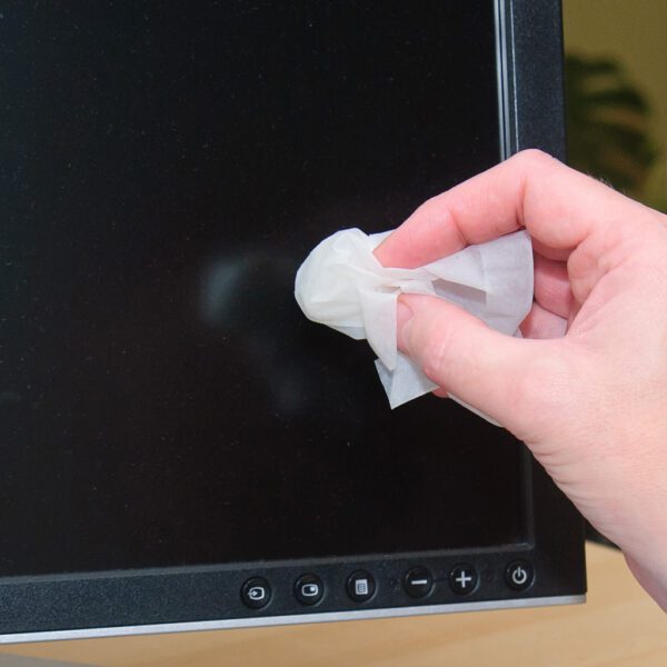 Eine Person reinigt einen Computerbildschirm mit Screen-Clene Duo-Tüchern – Bildschirmreinigungs-Feucht- und Trockentücher – x20 SCR020.
