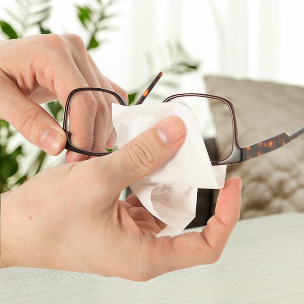 Eine Person wischt ihre Brille mit Screen-Clene – Bildschirmreinigungstücher – x100 SCR100T.