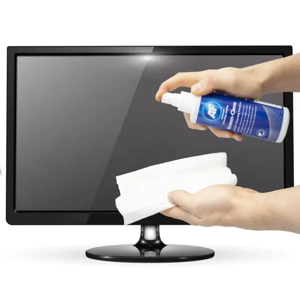 Eine Person reinigt einen Fernsehbildschirm mit Screen-Clene – Universal Screen Cleaning Pump Spray – 250 ml SCS250.