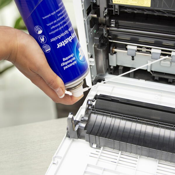 Eine Person verwendet Sprayduster – umkehrbar, nicht brennbar – 200 ml SDU200D auf einem Drucker.
