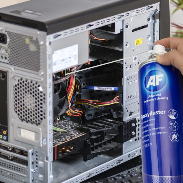 Eine Person besprüht einen Computer mit einem Sprayduster – nicht umkehrbar, nicht brennbar – 342 ml SDU400D.