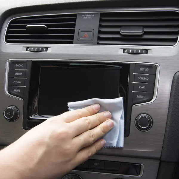 Eine Person, die das hochwertige Easy-Clene-Mikrofasertuch – x1 XMIF001 – in einem Auto reinigt.