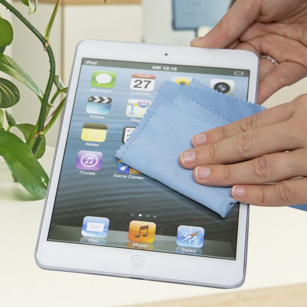 Une personne nettoyant un iPad avec un chiffon en microfibre de haute qualité Easy-Clene - x1 XMIF001.