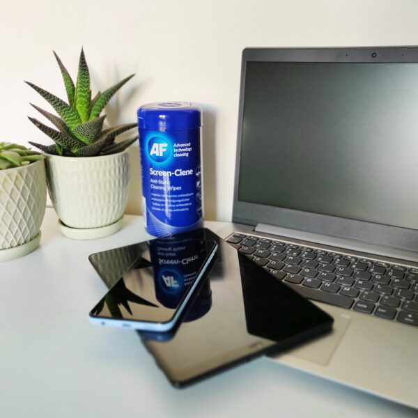 Ein Screen-Clene – Screen Cleaning Wipes – x100 SCR100T auf einem Schreibtisch neben einer Pflanze.