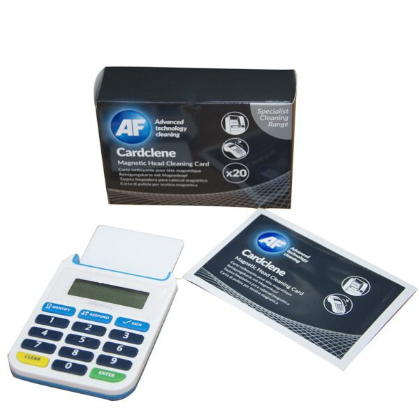 Ein Taschenrechner mit einer Cardclene – Magnetkopf-Kartenleser-Reinigungskarten – x20 CCP020 davor.