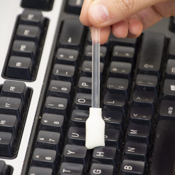 Eine Person verwendet Foambuds – IPA Cleaning Solution Foam Buds – x25 FBUIPA25 auf einer Tastatur.