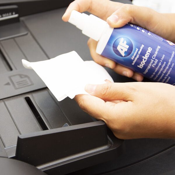 Eine Person verwendet Isoclene – 99.7 % reine Isopropyl-Reinigungslösung – 250 ml ISO250 auf einem Drucker.