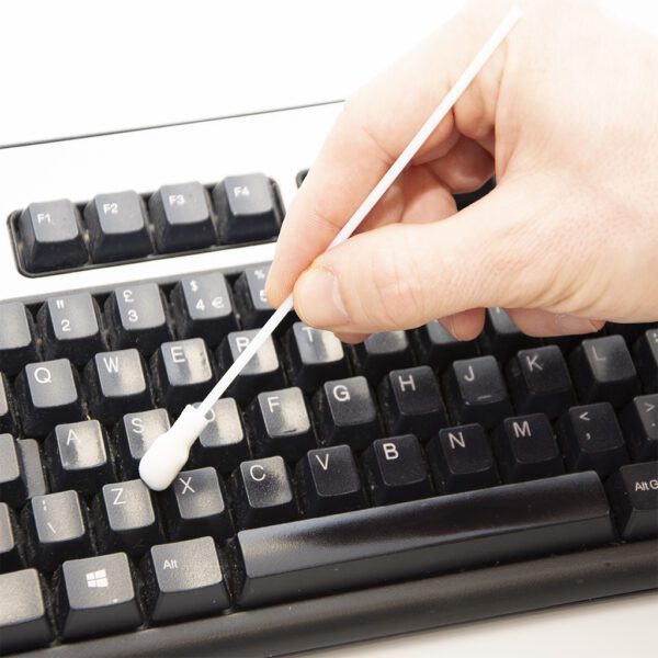 Eine Person reinigt eine Tastatur mit PC-Knospen – flexible Kunststoffschaumknospen – x25 PCB025.