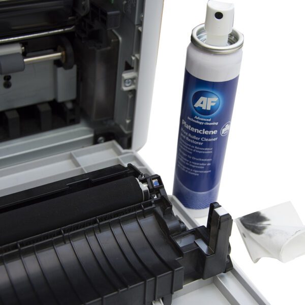 Une imprimante avec un Platenclene - Printer Roller Cleaner/Restorer - 100ml Spray PCL100 et un flacon pulvérisateur.