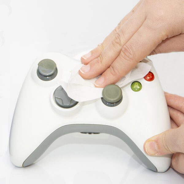 Eine Person wischt einen Xbox-Controller mit einem Tuch und Utility-Bildschirm-/Mehrzweck-Reinigungstüchern ab – x100 SMPW100TUT-Bildschirmtücher.
