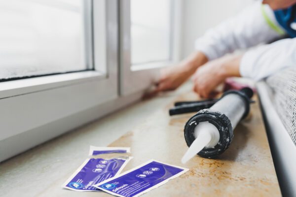 Ein Mann arbeitet auf einer Fensterbank mit Safepads – mit Isopropanol imprägnierten Reinigungspads/-tüchern – x100 SPA100.