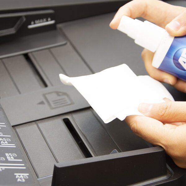 Une personne utilisant Safewipes - Pure Cotton Wipes - SWI100 pour nettoyer une imprimante.