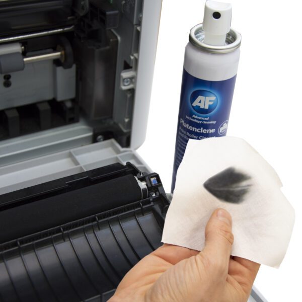 Eine Person reinigt einen Drucker mit Safewipes – Pure Cotton Wipes – SWI100.