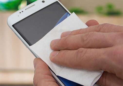 Eine Person führt eine Bildschirmreinigung auf einem Samsung Galaxy S6 durch.